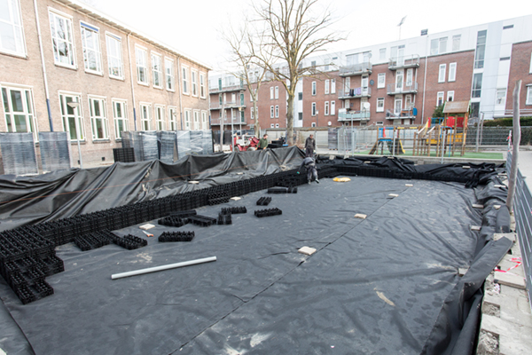 Hemelwaterafvoer ontkoppeld van riool en opgevangen in AquaMulti Boxveld